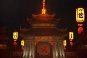 《老楼第七层》封面，昏黄楼道与第七层门牌
