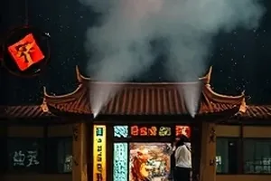 《雾港回声》封面，雨夜码头与远处卷帘门