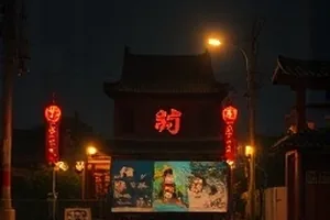《江面来客》封面，清晨江面渡船与岸边仓库