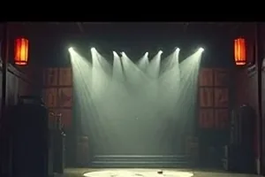 《长夜车票》封面，绿皮车厢窗前的身影