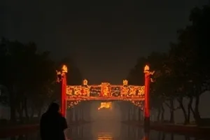 《半糖协议》封面，老房子厨房里贴满便签的冰箱